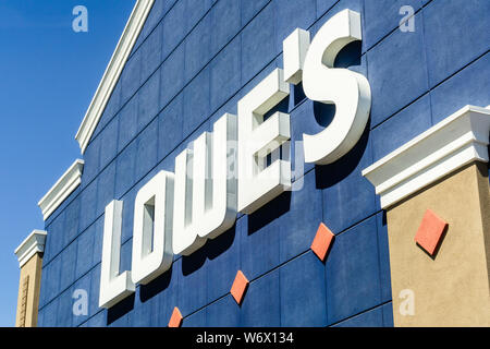 Luglio 12, 2019 Sunnyvale / CA / STATI UNITI D'AMERICA - Lowe's Logo visualizzato al di sopra di una delle loro posizioni nella parte sud di San Francisco Bay Area Foto Stock