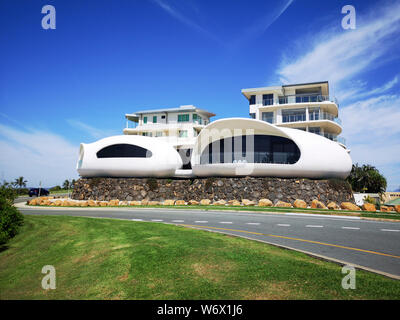 Coolangatta, Australia: Marzo 24, 2019: progettato individualmente house On Tweed Terrazza in Coolangatta con vista spettacolare sul mare e l'Oceano Pacifico. Foto Stock