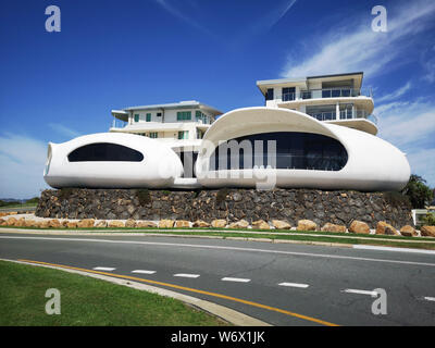 Coolangatta, Australia: Marzo 24, 2019: progettato individualmente house On Tweed Terrazza in Coolangatta con vista spettacolare sul mare e l'Oceano Pacifico. Foto Stock