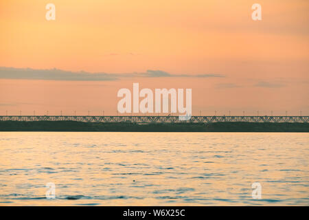 Vista del ponte di Amur a Khabarovsk durante il tramonto. Russia, Estremo Oriente Foto Stock