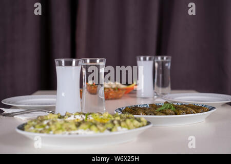 Bagno turco e greco tradizionale tavola da pranzo con alcool speciale bere raki. Ouzo e Raki turco è a secco all'anice aperitivo. Foto Stock