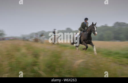 Scozia , Lauder , Scottish Borders , Berwickshire , UK, Regno Unito. 3 agosto 2019 Lauder Equitazione comune 2019. Il clou della Lauder comune settimana di equitazione, Lauder 'Cornet' Christopher Purves è incaricato di condurre una parata di 400 circa cento cavalli in un giro della città di frontiera confini, che porta la città bandiera e colori lungo il tragitto. Pic Phil Wilkinson / Alamy Live News Foto Stock