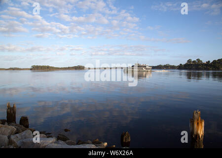 Strahan, Tasmania: Aprile, 2019: Gordon crociera sul fiume dal porto di Macquarie. Esplorare l'area selvaggia di Franklin Gordon Wild Rivers National Park Foto Stock