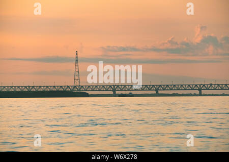 Vista del ponte di Amur a Khabarovsk durante il tramonto. Russia, Estremo Oriente Foto Stock