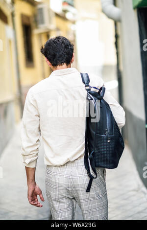 Giovane uomo sightseeing godendo le strade di Granada Foto Stock