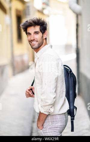 Giovane uomo sightseeing godendo le strade di Granada Foto Stock