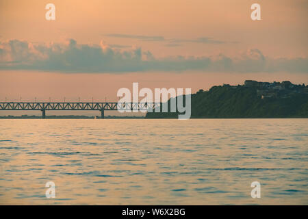 Vista del ponte di Amur a Khabarovsk durante il tramonto. Russia, Estremo Oriente Foto Stock