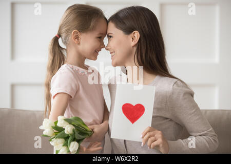 Madre e figlia non tocca delicatamente fronte internazionale celebra la Giornata della donna Foto Stock