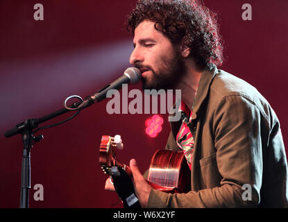 Cambridge, Regno Unito. 02Aug, 2019. Argentinian-Swedish Indie folk cantautore e chitarrista Jose Gonzales esegue il Giorno uno del mondo rinomato festival del folk di Cambridge in Cherry Hinton Hall, Cambridge. Credito: SOPA Immagini limitata/Alamy Live News Foto Stock