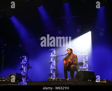 Cambridge, Regno Unito. 02Aug, 2019. Argentinian-Swedish Indie folk cantautore e chitarrista Jose Gonzales esegue il Giorno uno del mondo rinomato festival del folk di Cambridge in Cherry Hinton Hall, Cambridge. Credito: SOPA Immagini limitata/Alamy Live News Foto Stock