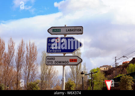 Segnaletica stradale nella città spagnola di Haro, La Rioja, Spagna Foto Stock