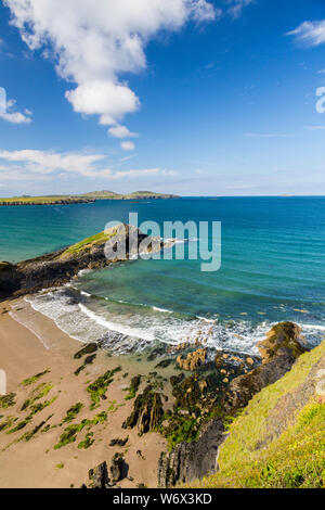 Ramsay isola visto dal di sopra Porth Lleuog su Il Pembrokeshire Coast National Park, Wales, Regno Unito Foto Stock