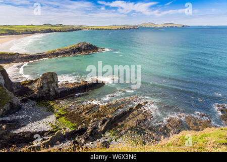 Whitesands Bay e Ramsay isola visto dal di sopra Porth Lleuog su Il Pembrokeshire Coast National Park, Wales, Regno Unito Foto Stock