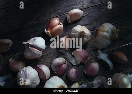 Bulbo aglio e chiodi di garofano in legno rustico Foto Stock