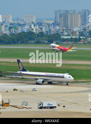 A Saigon, Vietnam - il Lug 13, 2019. Singapore Airlines 9V-STZ (Airbus A330-300) rullaggio sulla pista dell'Aeroporto Tan Son Nhat (SGN) a Saigon, Vietnam. Foto Stock