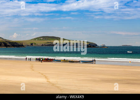 Gig racers raccogliere su di una spiaggia deserta a Whitesands Bay, Il Pembrokeshire Coast National Park, Wales, Regno Unito Foto Stock