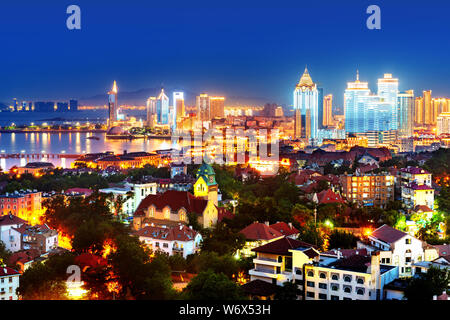 La baia di Qingdao e la chiesa luterana visto dalla collina del parco di segnale di notte, Qingdao, Cina Foto Stock