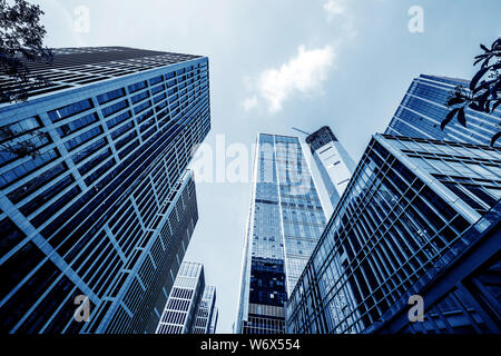 Moderno edificio in una grande città Foto Stock