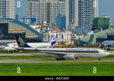 A Saigon, Vietnam - il Lug 10, 2019. Singapore Airlines 9V-SSC (Airbus A330-300) rullaggio sulla pista dell'Aeroporto Tan Son Nhat (SGN) a Saigon, Vietnam. Foto Stock