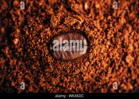 Carni arrosto di chicco di caffè getta sul mucchio di caffè macinato Foto Stock