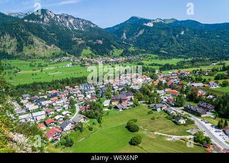 Mojstrana villaggio in Slovenia - Vista aerea su un luminoso giorno con Karawanks mountain range visibile nella parte posteriore. Il concetto di turismo per esterni di ent Foto Stock