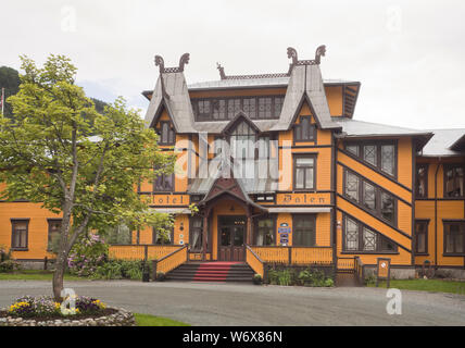 La storica Dalen Hotel nel Telemark Norvegia, un grande edificio in legno dal 1894, ancora aperta per i viaggiatori di oggi Foto Stock