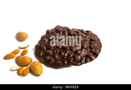 Biscotti al cioccolato con mandorle isolato su bianco Foto Stock