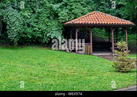 Grande alcova e panchine sul parco Rila in giorno di pioggia vicino alla città di Dupnitsa, Bulgaria Foto Stock