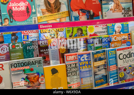 Riviste in un negozio a Amsterdam Paesi Bassi 2019un sacco, Amsterdam, sfondo, libreria, business, closeup, raccolta, colorato, coperchio, coperchi Foto Stock