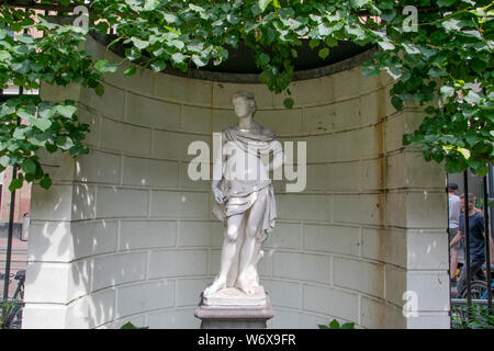 Statua di marmo al tabellone per le affissioni Museo Willet-Holthuysen a Amsterdam Paesi Bassi 2019 Foto Stock