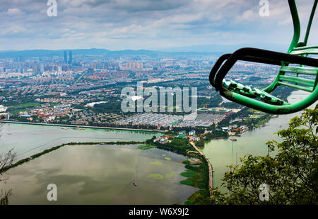 Vista panoramica della città di Kunming, la capitale e la città più grande della provincia di Yunnan nel sud-ovest della Cina Foto Stock