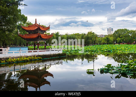 Il padiglione cinese si riflette nel verde lago di Kunming, capitale della provincia dello Yunnan in Cina Foto Stock