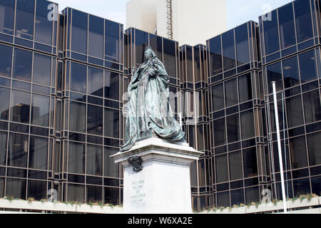 Una statua di bronzo di Queen Victoria statua da Alfred Drury in Guildhall Square, Portsmouth, Hampshire, Inghilterra, Regno Unito Foto Stock