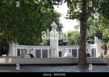 La Guildhall Square il Cenotafio, Portsmouth, Hampshire REGNO UNITO Foto Stock