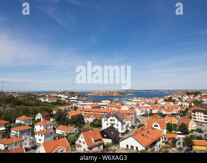 Vista panoramica della cittadina di Lysekil sulla costa occidentale della Svezia, un idilliaco soggiorno estivo Foto Stock