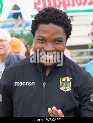 Heidelberg, Germania. 28 Luglio, 2019. Campionati Tedeschi in sette-uomo rugby il 27 e 28 luglio 2019 a Heidelberg. Allenatore nazionale Vuyo Zangqa alla cerimonia di consegna del premio. Credito: Jürgen Kessler/Kessler-Sportfotografie/dpa/Alamy Live News Foto Stock