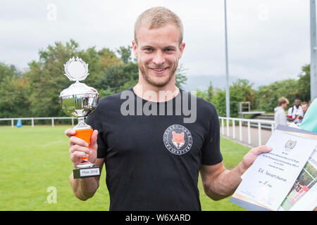 Heidelberg, Germania. 28 Luglio, 2019. Campionati Tedeschi in sette-uomo rugby il 27 e 28 luglio 2019 a Heidelberg. Patrick Weber (RK Heusenstamm) alla cerimonia di consegna del premio. Credito: Jürgen Kessler/Kessler-Sportfotografie/dpa/Alamy Live News Foto Stock