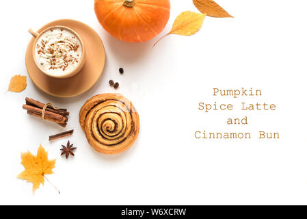 Pumpkin Spice Latte e cannella Bun per la prima colazione o per rompere isolati su sfondo bianco. Tazza di caffè e dolci fatti in bun stagionali con foglie autunnali Foto Stock