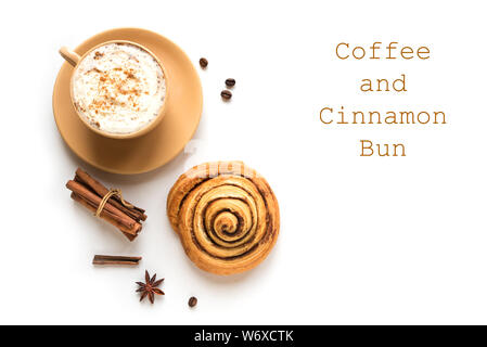 Il caffè e la cannella Bun per la prima colazione o per rompere isolati su sfondo bianco. Tazza di caffè e dolci fatti in bun con spezie stagionali, copia dello spazio. Foto Stock