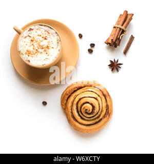 Il caffè e la cannella Bun per la prima colazione o per rompere isolati su sfondo bianco. Tazza di caffè e dolci fatti in bun con spezie stagionali, copia dello spazio. Foto Stock