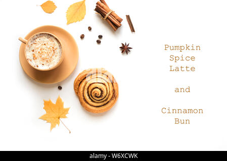 Pumpkin Spice Latte e cannella Bun per la prima colazione o per rompere isolati su sfondo bianco. Tazza di caffè e dolci fatti in bun stagionali con foglie autunnali Foto Stock