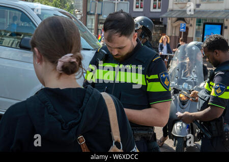 La polizia prende scooter dalla strada a Amsterdam Paesi Bassi 2019 Foto Stock