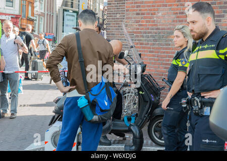 La polizia prende scooter dalla strada a Amsterdam Paesi Bassi 2019 Foto Stock