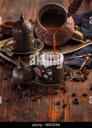 Fresh breved coffe in cezve, nelle tradizionali caffè turco pot Foto Stock
