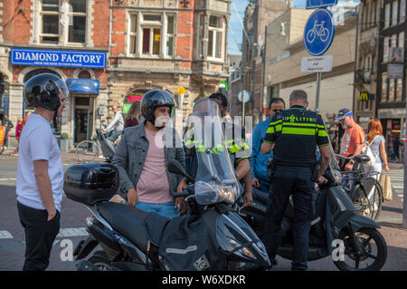 La polizia prende scooter dalla strada a Amsterdam Paesi Bassi 2019 Foto Stock