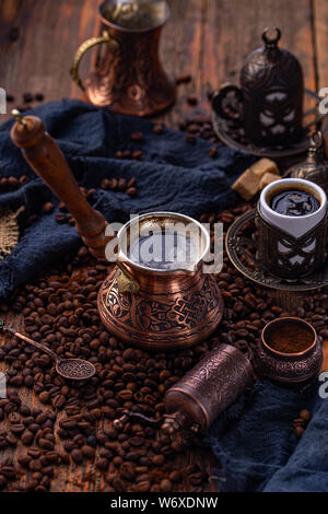 Vecchio caffè turco pot Cup e del mulino in legno sfondo rustico Foto Stock