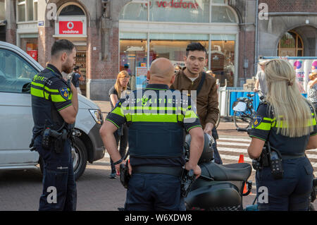 La polizia prende scooter dalla strada a Amsterdam Paesi Bassi 2019 Foto Stock
