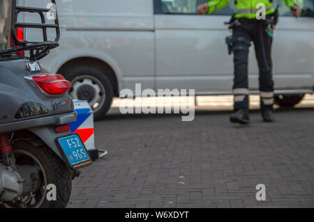 La polizia prende scooter dalla strada a Amsterdam Paesi Bassi 2019 Foto Stock