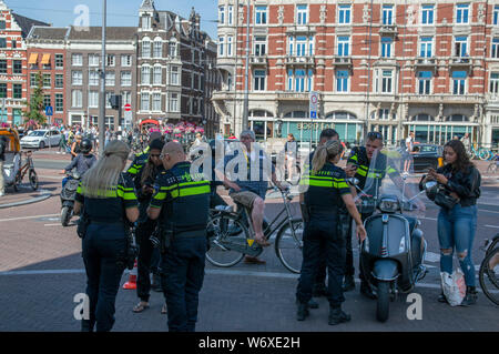 La polizia prende scooter dalla strada a Amsterdam Paesi Bassi 2019 Foto Stock