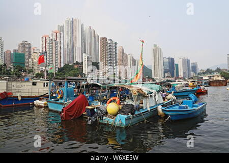 Barche in acqua a Aberdeen Harbour, Hong Kong Foto Stock